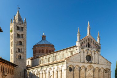 Roma katedrali ve çan kulesi Massa Marittima, Toskana, İtalya 'da açık mavi gökyüzünün altında