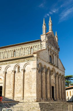 Duomo di San Cerbone açık mavi gökyüzünün altında Romanca mimarisini sergiliyor.