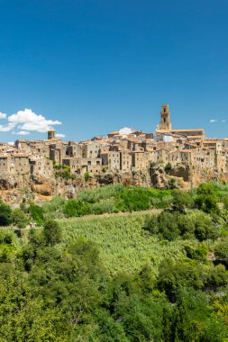 Pitigliano 'nun antik binaları Tuff Kayası ile bütünleşerek Toskana' daki yeşil vadilere hükmediyor.