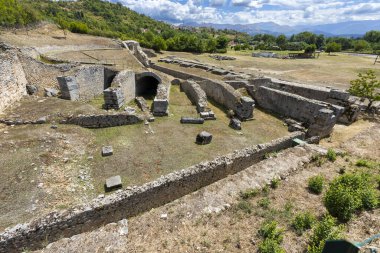 İtalya 'nın Abruzzo kentindeki Amiternum arkeolojik sahasının tarihi kalıntılarını gösteren antik Roma kalıntıları