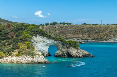 Arco di San Felice doğal kemeri turkuaz Adriyatik Denizi 'ni teknelerle donatıyor.
