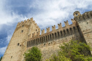Rancia Kalesi Tolentino, İtalya 'da mavi gökyüzü altında ortaçağ mimarisi sergiliyor.