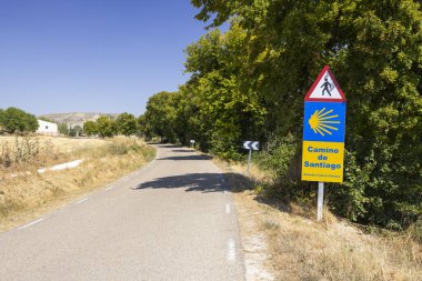 Camino de Santiago tabelasında Castrojeriz kırsalındaki bir yolda deniz tarağı kabuğu sembolü görülüyor.