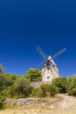 Saint Saturnin les Apt, Fransa 'daki bir tepede çalışan tarihi yel değirmeni