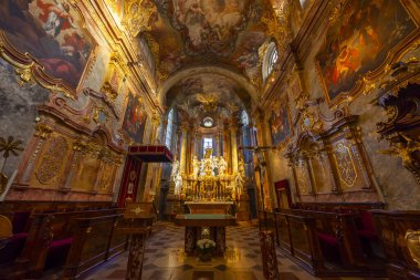 Süslü tavan, yaldızlı duvarlar ve ayrıntılı sunak ile Barok kilisesi iç dekorasyonu