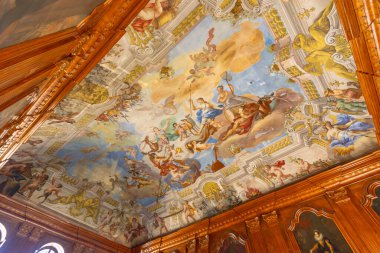 Meleklerle ve bulutlarla mitolojik ve alegorik sahneleri betimleyen süslü barok tavan freski