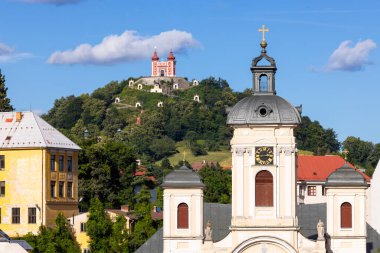 Slovakya 'nın Banska Stiavnica kentindeki açık mavi gökyüzüne karşı tarihi dini mimari