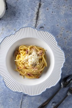 Pastırma, peynir ve makarna soslu spagetti soslu, yemeye hazır.