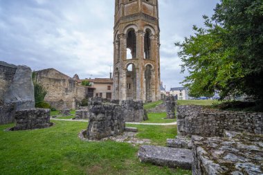 Charroux Abbey sekizgen kulesi Fransa 'nın Nouvelle Aquitaine kentindeki tarihi kalıntıların ve arazilerin üzerinde yükseliyor.