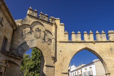 UNESCO 'nun Dünya Mirası adlı tarihi Populo Meydanı' nı süsleyen Rönesans kemeri ve siperleri