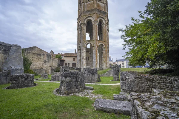 Charroux Abbey sekizgen kulesi Fransa 'nın Nouvelle Aquitaine kentindeki tarihi kalıntıların ve arazilerin üzerinde yükseliyor.