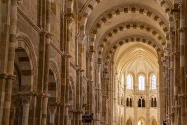 Vezelay Bazilika iç mimarisi Roma kemerleri ve kubbeli nav, Bourgogne Franche Comte, Fransa