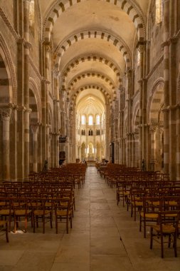 Boş Vezelay Bazilikası, mihraba uzanan sıra sıra sandalyelerle Romanca mimarisini gösteriyor.