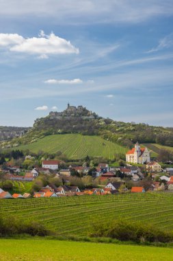 Falkenstein Şatosu yıkık dökük bir tepenin üstüne tünemiş üzüm bağları ve Aşağı Avusturya 'daki köy