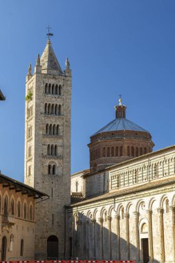 İtalya 'nın Toskana kentinde açık mavi gökyüzünün altında duran tarihi Romanesk ve Gotik mimari