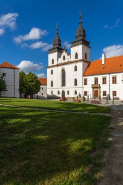 St. Procopius Bazilikası mavi gökyüzünün altında duruyor, UNESCO Dünya Mirasını temsil ediyor