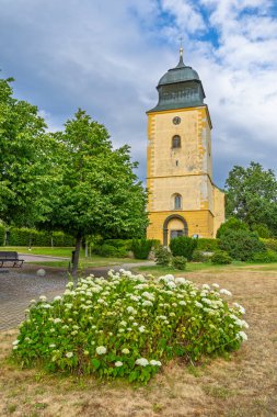 Yeşillik ve park çiçekleriyle çevrili eşsiz kubbesi ile Primda kilise kulesi