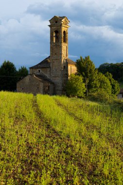 İtalya 'nın Piedmont bölgesindeki bir tepede duran antik taş kilise ve çan kulesi.