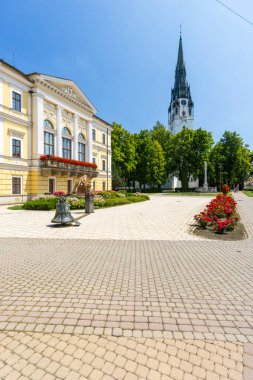 Spisska Nova Ves, Slovakya 'da merkezi bir meydanı tanımlayan tarihi belediye binası ve saat kulesi