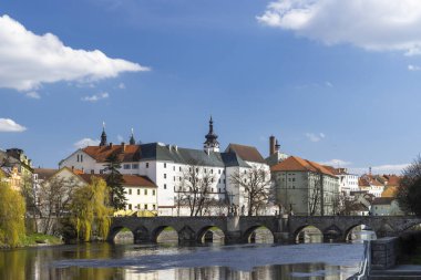 Pisek Old Stone Köprüsü ve Pisek Şatosu Çek Cumhuriyeti 'nde tarihi bir Avrupa kenti oluşturuyor.