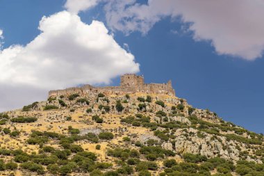 Calatrava la Nueva Kalesi İspanya 'nın Aldea del Rey kentindeki kayalık bir tepenin üzerinde duruyor.