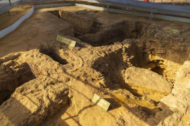 Arkeolojik kazılar sırasında ortaya çıkarılan antik mezarlar Roma tarihini ve mirasını gözler önüne serdi.