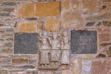 Fransa 'nın en Rouergue kentindeki Conques' te yazılı figürleri tasvir eden Romen taşı