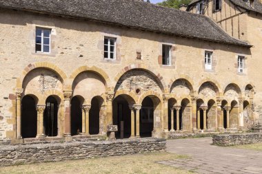 Bir manastır manastırının tarihi mimarisini tanımlayan kemer ve sütunlar