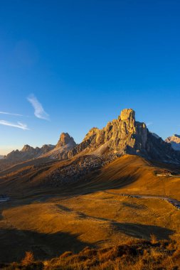 Dağ sıraları ve yüksek dağlık çayırlar berrak mavi gökyüzünün altında sıcak güneş ışığıyla yıkandı.