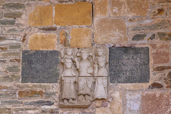 Fransa 'nın en Rouergue kentindeki Conques' te yazılı figürleri tasvir eden Romen taşı