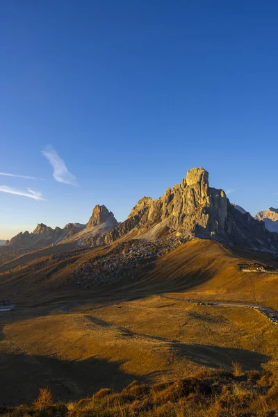 Dağ sıraları ve yüksek dağlık çayırlar berrak mavi gökyüzünün altında sıcak güneş ışığıyla yıkandı.