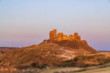 Antik Montearagon Şatosu Quicena, İspanya 'da altın saat boyunca bir tepenin üzerinde duruyor.
