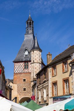 Fransa 'nın Saint Fargeau şehrindeki Place de la Republique' e hakim tarihi saat kulesi