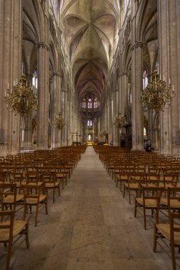 Bourges Katedrali 'nin içinde Fransa' da uzun saflık, yüksek tavan ve sandalyeler sergileniyor.