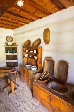 Slovakya, Pribylina 'da eski bir kırsal mutfağı dolduran ahşap mobilyalar.