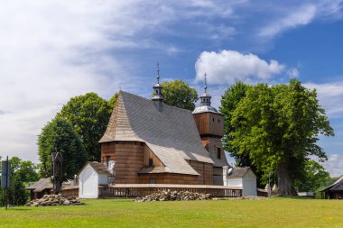 Polonya 'nın Jasienica Rosielna kentindeki Rosielna' daki Kutsal Tespih Kilisesi 'ne karşı mavi gökyüzü.