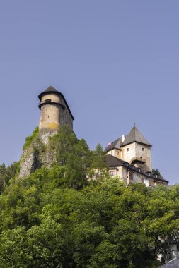 Orava Kalesi, ortaçağ kalesi, Slovakya 'da önemli bir kaya üzerine inşa edildi.