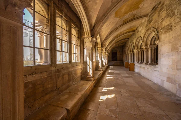 Vezelay Bazilika Manastırı 'ndaki taş koridor. Güneş ışığı zeminde desenler oluşturuyor.