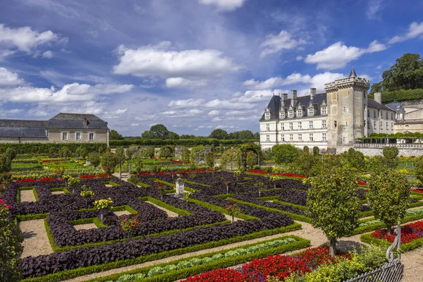 Fransız Rönesans Şatosu renkli çiçeklerle karışık süs bahçeleri sergiliyor.
