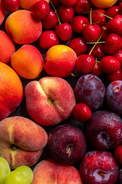 Taze toplanmış yaz meyveleri sağlıklı ve renkli bir arkaplan oluşturuyor.