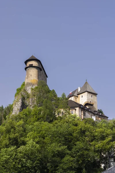Orava Kalesi, ortaçağ kalesi, Slovakya 'da önemli bir kaya üzerine inşa edildi.