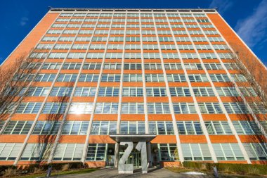 Gökdelen, Çek Cumhuriyeti 'nin Zlin kentindeki Trida Tomase Bati' de idari yapı görevi görüyor.