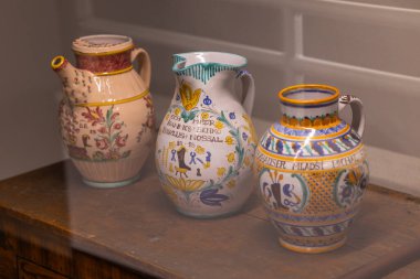 Üç el boyalı antika seramik sürahiler Çek halk sanatı ve tarihi süslemeleri sergiliyor.