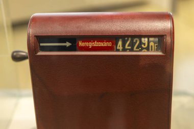 Çek Cumhuriyeti 'nin Zlin kentindeki Neregistrovano' da sergilenen eski bir kırmızı bilet makinesini kapatın.