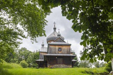 Eski Ortodoks kilise binası Jasliska, Polonya 'da çimenli bir tepenin üzerinde duruyor.