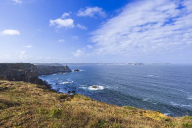 Engebeli sahil kayalıkları ve engin mavi okyanus Finistere, Brittany 'de berrak bir gökyüzünün altında
