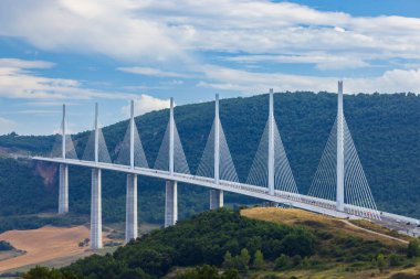 Millau Viyadük, Fransa 'nın güneyindeki Tarn Vadisi boyunca uzanan modern bir kablo köprü olarak kaldı.
