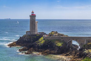 Fransa 'nın Plouzane kentindeki taş köprüyle bağlanmış kayalık adada duran deniz feneri