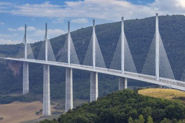 Viaduc de Millau, Occitanie bölgesindeki manzaraları birbirine bağlayan bir kablo köprü olarak kaldı.