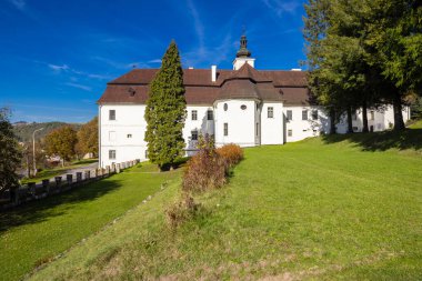 Tarihsel Svaty Anton kale binası açık mavi gökyüzü ile yeşil bir yamaç üzerinde